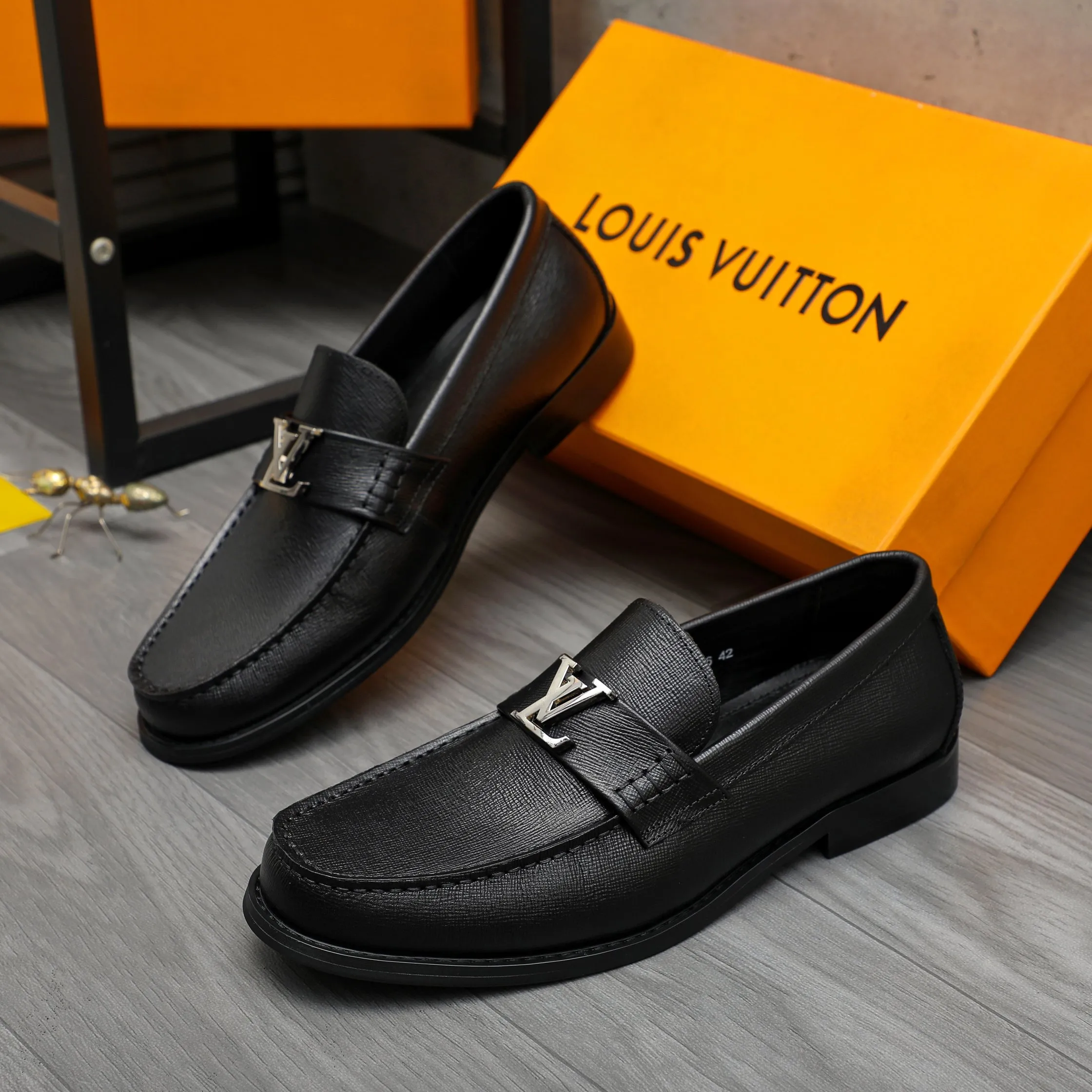 Men's shoes 💰p460 Product trademark: LV (Louis Vuitton) business slip-on leather shoes. Regular size: 38-45 (45 is custom-made and non-returnable) Product materials: Selected high-quality vertical grain cowhide upper, cowhide lining, original rubber outsole